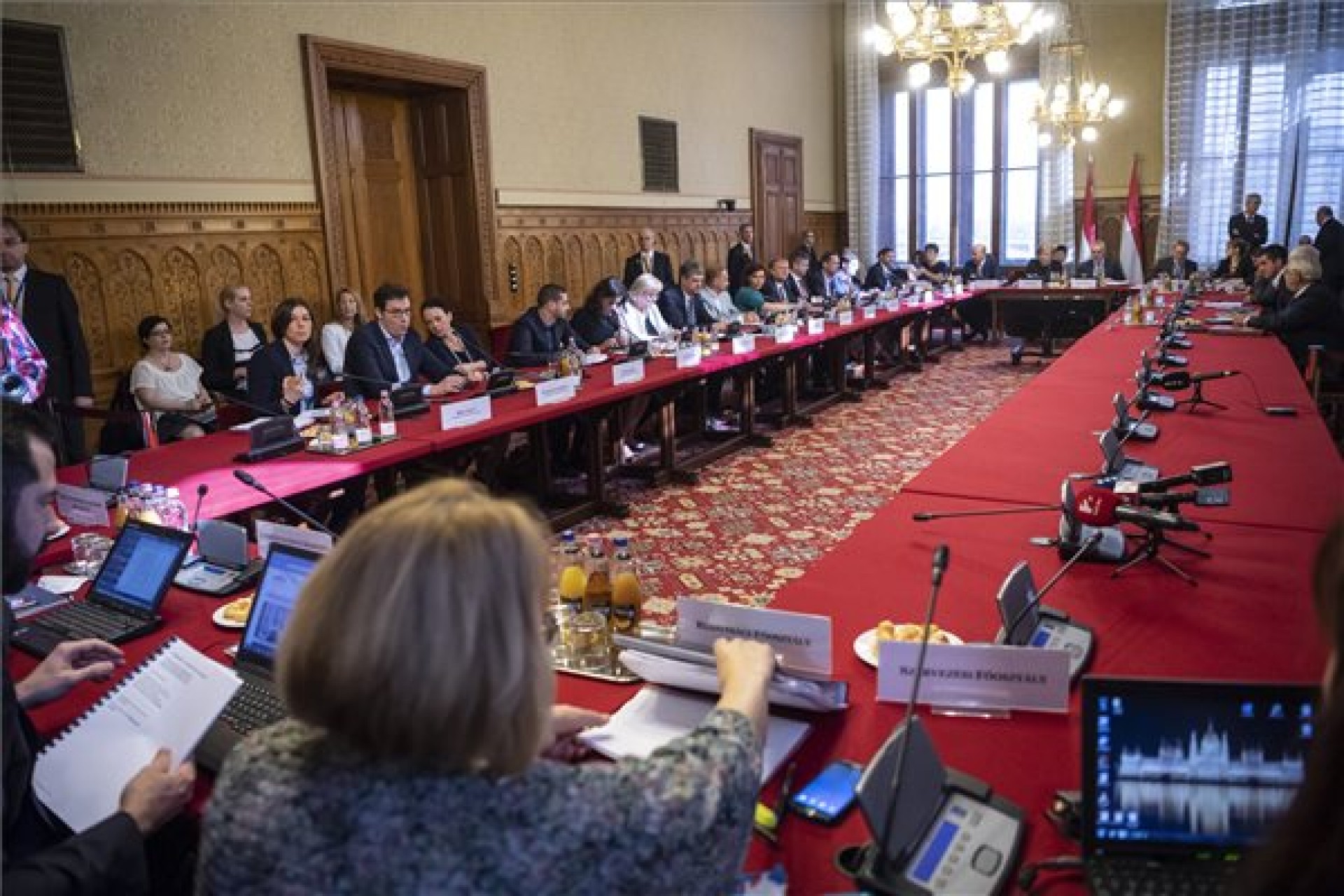 Megkezdődtek a parlament alakuló ülését előkészítő tárgyalások 