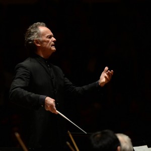 Francia est a kifinomultság és pátosz jegyében